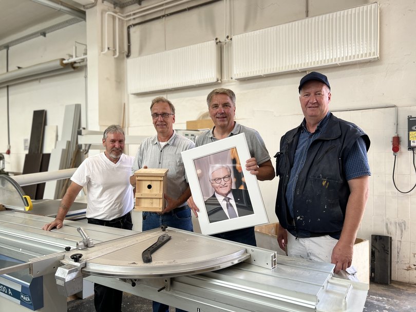 Von links: Erich Mayer, Stefan Hoting und Frank Meyer vom Team Handwerkerleistungen des EGH mit ihrem Praktikanten Jürgen Krogmann (2. von rechts). Foto: Stadt Oldenburg