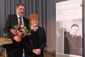 Oberbürgermeister Jürgen Krogmann überreicht einen Blumenstrauß an die Preisträgerin Deborah Lipstadt. Foto: Jörg Hemmen Oberbürgermeister Jürgen Krogmann überreicht einen Blumenstrauß an die Preisträgerin Deborah Lipstadt. Foto: Jörg Hemmen