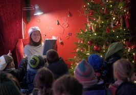 Die fleißigen Kinder der Kita Klingenbergstraße lauschten nach dem Schmücken des Vorlesezelts einer Weihnachtsgeschichte von Vorleserin Kim aus dem Pressebüro der Stadt Oldenburg. Foto: Sascha Stüber