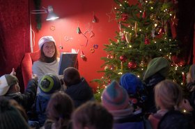 Die fleißigen Kinder der Kita Klingenbergstraße lauschten nach dem Schmücken des Vorlesezelts einer Weihnachtsgeschichte von Vorleserin Kim aus dem Pressebüro der Stadt Oldenburg. Foto: Sascha Stüber Die fleißigen Kinder der Kita Klingenbergstraße lauschten nach dem Schmücken des Vorlesezelts einer Weihnachtsgeschichte von Vorleserin Kim aus dem Pressebüro der Stadt Oldenburg. Foto: Sascha Stüber