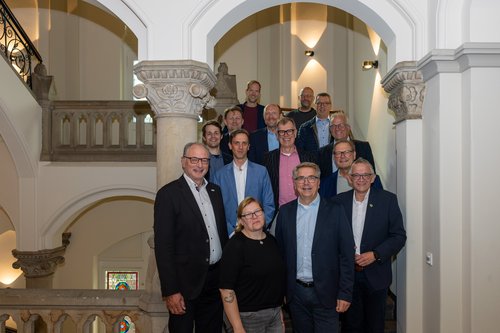 Für Oberbürgermeister Jürgen Krogmann (vordere Reihe, 2. von rechts) und Landrat Olaf Meinen (vordere Reihe, rechts) war es die letzte Sitzung als Vorsitzender beziehungsweise Stellvertreter. Foto: Sascha Stüber Der Strategierat Energie Weser-Ems tagte im Oldenburger Rathaus. Für Oberbürgermeister Jürgen Krogmann (vordere Reihe, 2. von rechts) und Landrat Olaf Meinen (vordere Reihe, rechts) war es die letzte Sitzung als Vorsitzender beziehungsweise Stellvertreter. Foto: Sascha Stüber