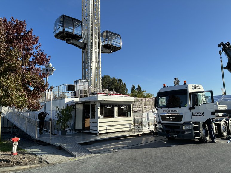 Der mobile Aussichtsturm „LOOK 360° Panorama“ beim Aufbau am 25. September 2026. Foto: Stadt Oldenburg  