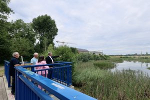 Blick auf das Regenrückhaltebecken, das sich zu einem Naturrefugium entwickelt hat. Die Wasserfläche liegt im Zentrum des naturnah gestalteten Bäkeparks. Foto: Sascha Stüber Blick auf das Regenrückhaltebecken, das sich zu einem Naturrefugium entwickelt hat. Die Wasserfläche liegt im Zentrum des naturnah gestalteten Bäkeparks. Foto: Sascha Stüber