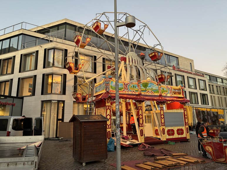 Stadt Oldenburg Der Aufbau des Riesenrades auf dem Lamberti-Markt am 17. November 2025. Foto: Stadt Oldenburg