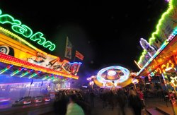 Illuminierte Fahrgeschäfte auf dem Oldenburger Kramermarkt 2015. Foto: Hans-Jürgen Zietz 