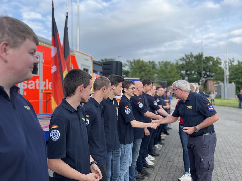 Die Hilfsorganisationen selbst und die Berufsfeuerwehr dankte den Ehrenamtlichen und händigte die Ehrennadeln des Landes Niedersachsen aus. Foto: THW/MarioFilsinger