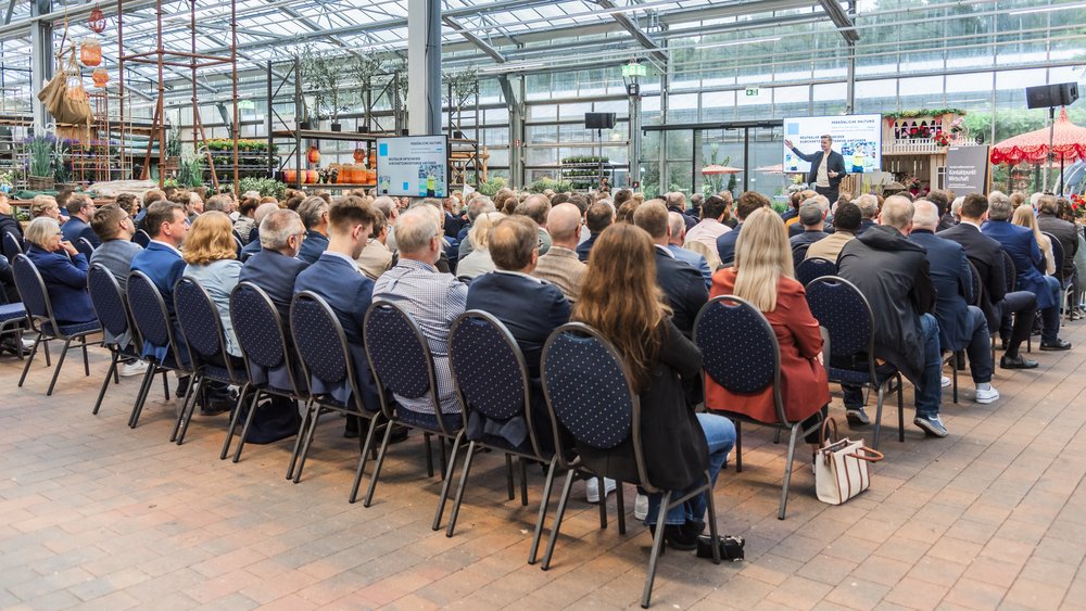 Dr. Arne Aarnink beginnt mit seiner Keynote. Foto: Imke Folkerts