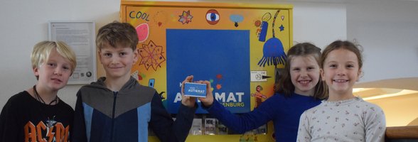 Schülerinnen und Schüler der Klasse 3 b der Grundschule Heiligengeisttor vor dem KinderKunstAutomaten. Foto: Stadt Oldenburg