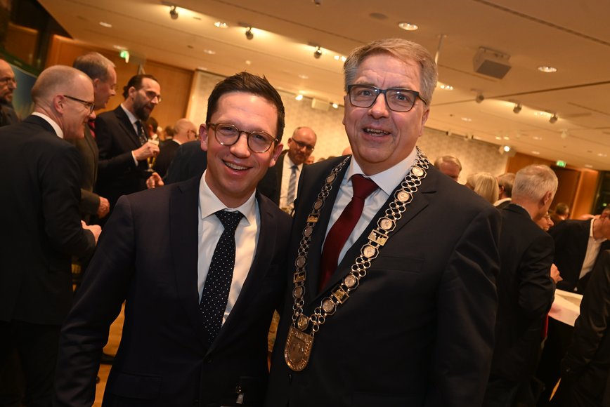 Oberbürgermeister Jürgen Krogmann (rechts) und Niedersächsischer Minister Falko Mohrs. Foto: Torsten von Reeken