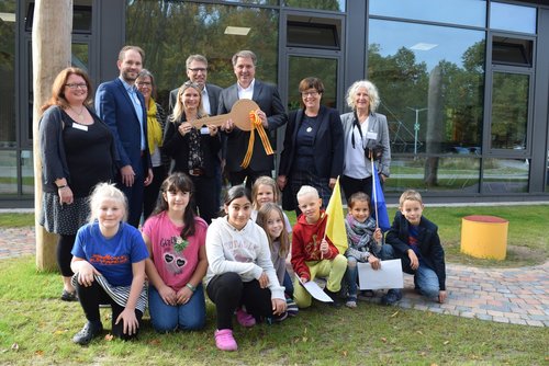Freuen sich über das neue Ganztagsangebot in Bloherfelde (von links): Melanie Greiner (Schulleitung), Marian Naase (Schulleitung), Beate Kaminski (Landesschulbehörde, Dezernentin), Alexandra Wohlert (Schulleiterin), Matthias Welp (Amt für Schule und Bildung), Oberbürgermeister Jürgen Krogmann, Sozialdezernentin Dagmar Sachse und Birgit Janßen (Geschäftsleitung Arbeit und Bildung). Foto: Stadt Oldenburg