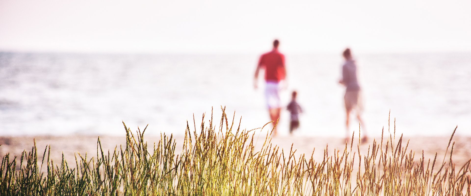 Familie am Wasser. Foto: Davegerber/Pixabay