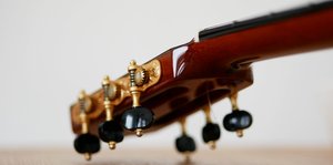Gitarrenkopf liegt auf dem Boden. Foto: Stadt Oldenburg Gitarrenkopf liegt auf dem Boden. Foto: Stadt Oldenburg