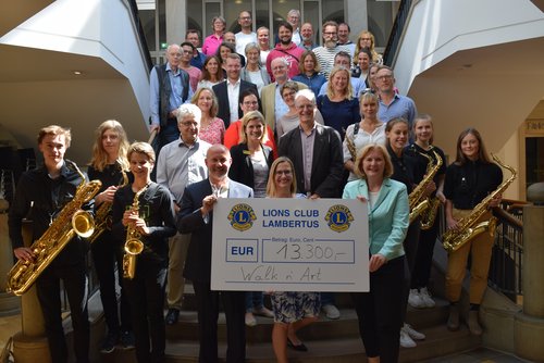 Bürgermeisterin Averbeck übergab gemeinsam mit dem Lions Club Oldenburg einen Scheck in Höhe von 13.000 Euro an die 17 teilnehmenden Schulen des Walk’n’Art Festivals. Foto: Stadt Oldenburg
