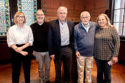 Nicole Piechotta (1. von links) empfing Nitzan Ariel (2. von links), Dietmar Schütz (3. von links), Mike Meyberg (2. von rechts) und Linda Meyberg (1. von rechts) vor der Einweihung der Erinnerungsstele im Alten Rathaus. Foto: Hauke-Christian Dittrich Bürgermeisterin Nicole Piechotta (1. von links) empfing Nitzan Ariel (2. von links), Dietmar Schütz (3. von links), Mike Meyberg (2. von rechts) und Linda Meyberg (1. von rechts) vor der Einweihung der Erinnerungsstele im Alten Rathaus. Foto: Hauke-Christian Dittrich