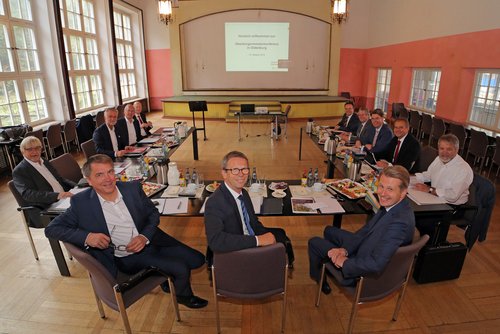 Oldenburgs Oberbürgermeister Jürgen Krogmann war heute Gastgeber für die OB-Konferenz des Städtetages. Vorne im Bild: Jürgen Krogmann, Klaus Mohrs ( Vorsitzender der Konferenz , OB Wolfsburg) und Dr. Jan Arning (Hauptgeschäftsführer Niedersächsischen Städtetag). Foto: Markus Hibbeler