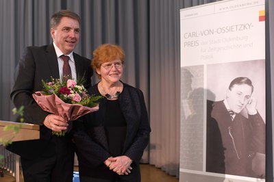 Oberbürgermeister Jürgen Krogmann überreicht einen Blumenstrauß an die Preisträgerin Deborah Lipstadt. Foto: Jörg Hemmen