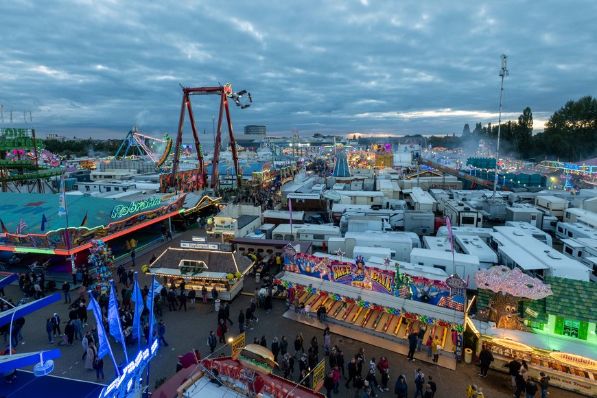 Blick aus dem Riesenrad über den Kramermarkt 2024. Foto: Sascha  Stüber