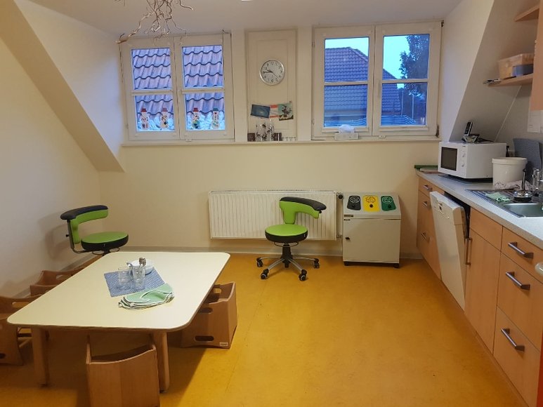 Gruppentisch mit Kinderstühlen in der Küche. Foto: Stadt Oldenburg
