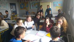 Die deutschen Schülerinnen und Schüler der Liebfrauenschule besuchten den Unterricht in Cholet. Foto: Liebfrauenschule Die deutschen Schülerinnen und Schüler der Liebfrauenschule sitzen in einem Klassenraum an Gruppentischen. Foto: Liebfrauenschule