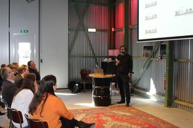 Links im Bild sind sitzende Menschen zu sehen, die einem Vortragenden zuhören. Foto: Stadt Oldenburg
