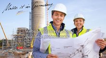 Architekt mit Lageplan vor einer Baustelle. Foto: Make it in Germany