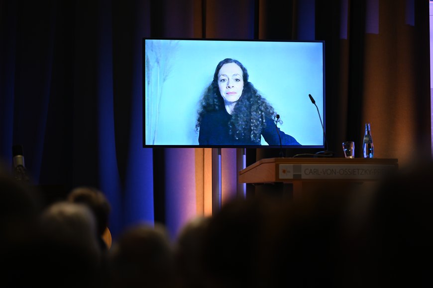 Shelly Kupferberg hält die Laudatio per Videoübertragung. Foto: Mohssen Assanimoghaddam
