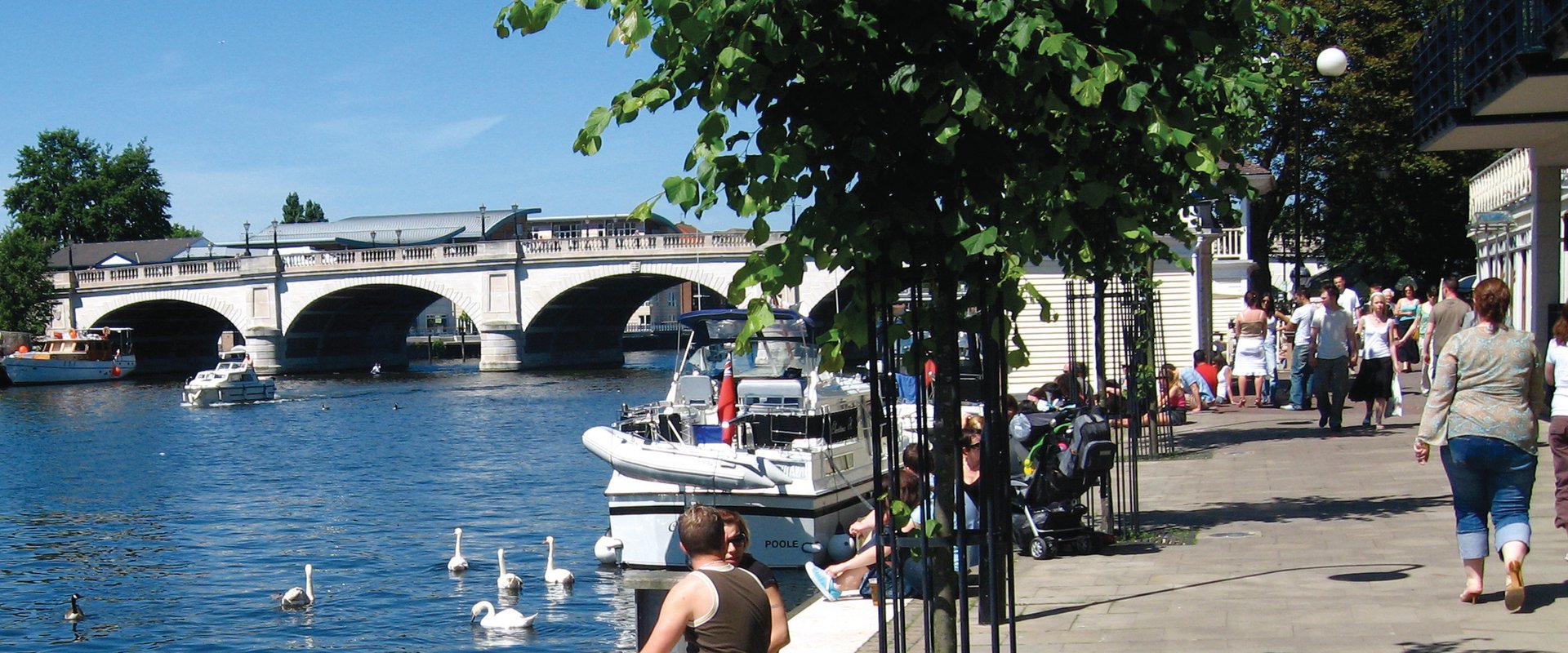 Menschen am Ufer der Themse. Foto: Kingston upon Thames