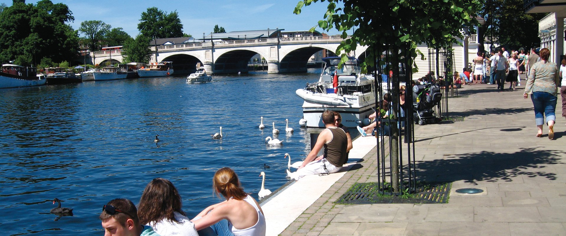 Menschen genießen die Atmosphäre am Ufer der Themse. Foto: Kingston upon Thames