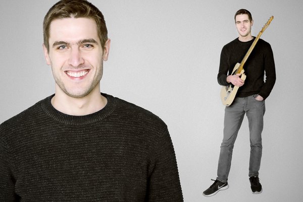 Mann mit schwazem Pullover und E-Gitarre