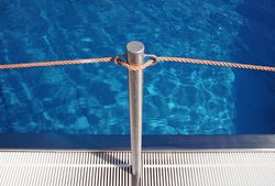 Blick auf den Rand eines leeren Schwimmbeckens. Foto: s.media/Pixelio.de