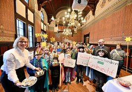 Umringt von zahlreichen Sternsingerkindern freuen sich Bürgermeisterin Nicole Piechotta (links) und Pfarrer Christoph Sibbel von der katholischen Kirchengemeinde St. Josef (zweiter von rechts) über so viel junges Leben beim traditionellen Empfang im Alten Rathaus. Foto: Sascha Stüber