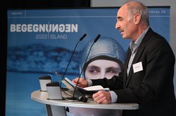 Referent Rudolf Hermann am Rednerpult vor dem Begegnungen-Plakat. Foto: Jörg Hemmen Referent Rudolf Hermann am Rednerpult vor dem Begegnungen-Plakat. Foto: Jörg Hemmen