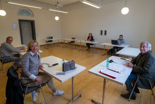 Die Jury bei der Arbeit: Entschieden über die  Vergabe der Spendeneingänge. Von links: Pavel Möller-Lück, Theater Laboratorium, Barbara Rosier, Bürgerstiftung, Dietmar Schütz (Vorsitzender der Oldenburger Bürgerstiftung), Christiane Cordes, Kulturamt und Christoph Sahm, Geschäftsführer ise GmbH Oldenburg. Foto: Sascha Stüber