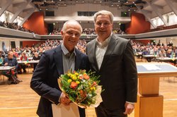 Oberbürgermeister Jürgen Krogmann hieß Dr. Georg Rohe (links) als neues Ratsmitglied willkommen. Foto: Sascha Stüber