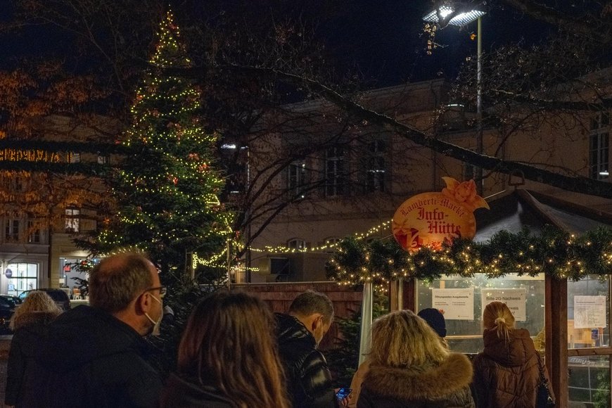 Schlange an der Info-Hütte zur Bändchenausgabe auf dem Lamberti-Markt 2021. Foto: Sascha Stüber