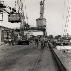 Aufbau eines neuen Krans an der Hafenstraße, Anfang 1960er Jahre. Foto: Stadtmuseum Oldenburg