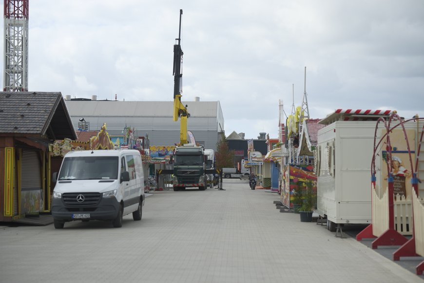 Kranarbeiten beim Aufbau auf dem Kramermarkt am 22. September 2025. Foto: Sascha Stüber