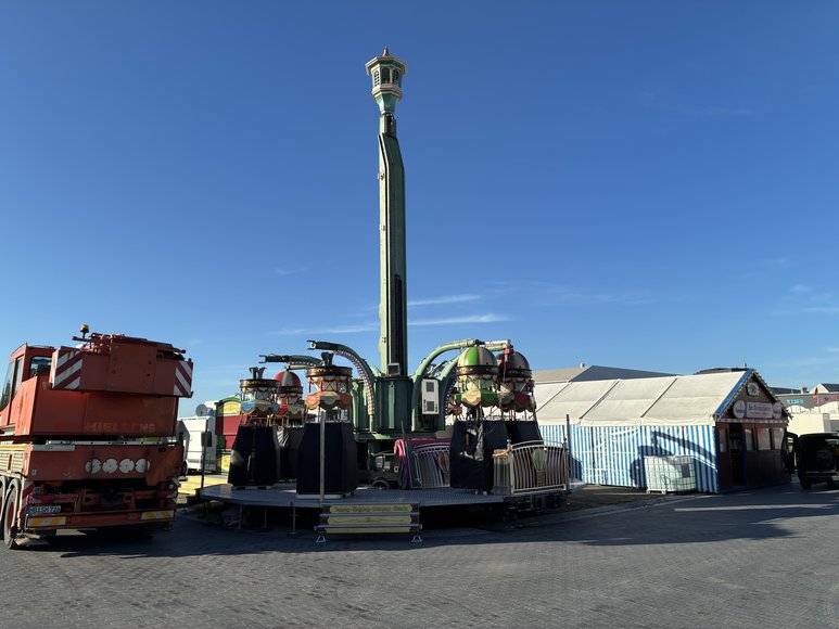 Das Kinderfahrgeschäft „Ballon Voyage“ beim Aufbau am 25. September 2026. Foto: Stadt Oldenburg  