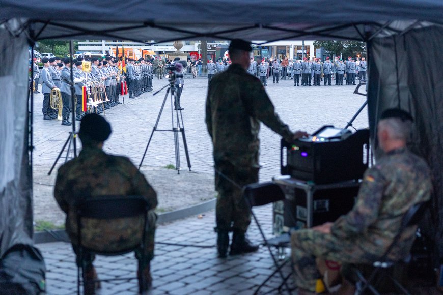 Drei Soldaten sitzen unter einem Zelt und sehen sich den Festakt an. Foto: Sascha Stüber