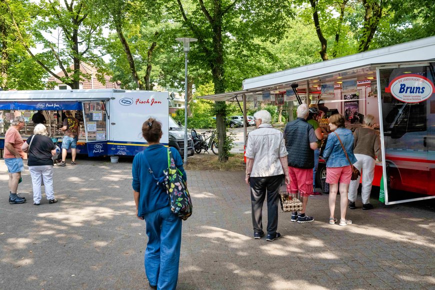 Der Fischwagen und die Schlachterei auf dem Wochenmarkt in Bloherfelde. Foto: Sascha Stüber