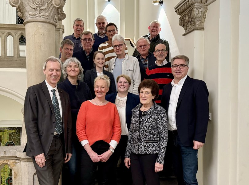 Oberbürgermeister Jürgen Krogmann (rechts) und AStoB-Vorsitzender Harald Götting (links) mit den Vertreterinnen und Vertretern der Bürgervereine. Foto: Stadt Oldenburg