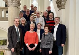 Oberbürgermeister Jürgen Krogmann (rechts) und AStoB-Vorsitzender Harald Götting (links) mit den Vertreterinnen und Vertretern der Bürgervereine. Foto: Stadt Oldenburg