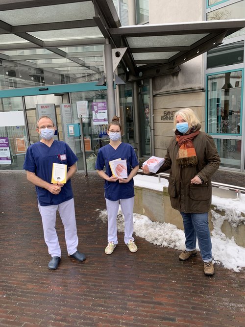 Petra Bremke Metscher (rechts) übergab die Flyer für das Evangelische Krankenhaus an den Leitenden Oberarzt Enno Heine und Hebamme Kerry Scheffel. Foto: Stadt Oldenburg