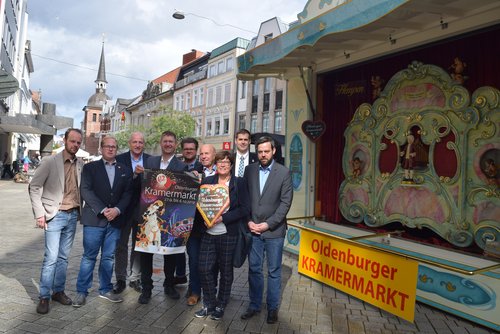 Foto: Werben am Leffers-Eck für den Kramermarkt: (von links) René Mondorf, Marvin Meyer (beide Schaustellerverband), Michael Lorenz, Christian Aster (beide Stadtverwaltung), Leffers-Geschäftsführer Ulrich Mann, Michael Hempen (Schaustellerverband), Stadträtin Dagmar Sachse sowie Kersten Mittwollen und Dennis Ostendorf (alter und neuer Marktmeister). Foto: Stadt Oldenburg