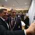 Vorschau: Ein Gast macht ein Selfie von Oberbürgermeister Jürgen Krogmann und sich. Foto: Torsten von Reeken