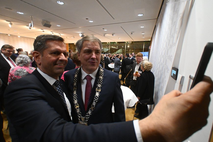 Ein Gast macht ein Selfie von Oberbürgermeister Jürgen Krogmann und sich. Foto: Torsten von Reeken