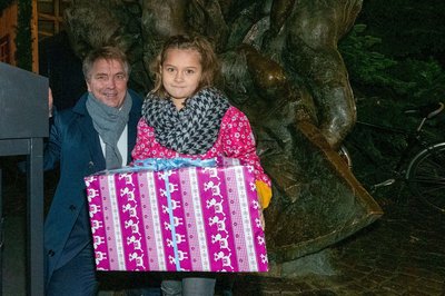 Lamberti-Engel Mila mit ihrem Geschenk. Foto: Sascha Stüber