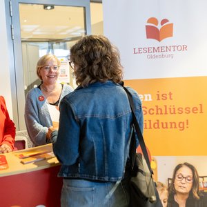 Bei der Ehrenamtsmesse konnten sich Interessierte über Ehrenämter informieren. Hier eine Besucherin bei der Organisation Lesementor e.V. Foto: Anastasia Hrytsenko Bei der Ehrenamtsmesse hatten Interessierte die Möglichkeit, sich über ein Ehrenamt zu informieren. Hier ist eine Interessierte im Gespräch mit Lesementor e.V. Foto: Anastasia Hrytsenko