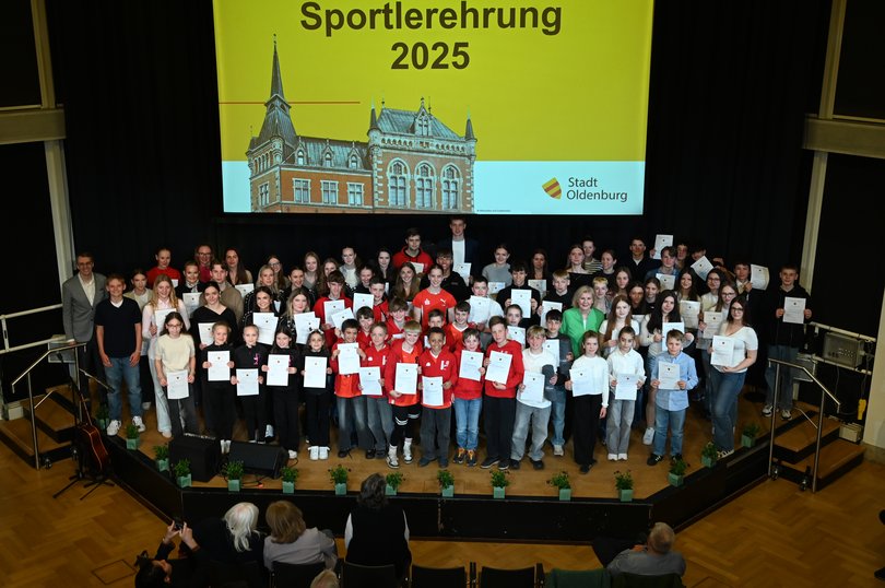 Nachwuchssportlerinnen und Nachwuchssportler der Jugendklassen mit Bürgermeisterin Petra Averbeck (2. Reihe, 4. von rechts) und dem Kulturdezernenten Holger Denckmann (3. Reihe, 1. von links) präsentieren ihre Auszeichnungen. Foto: Jörg Hemmen