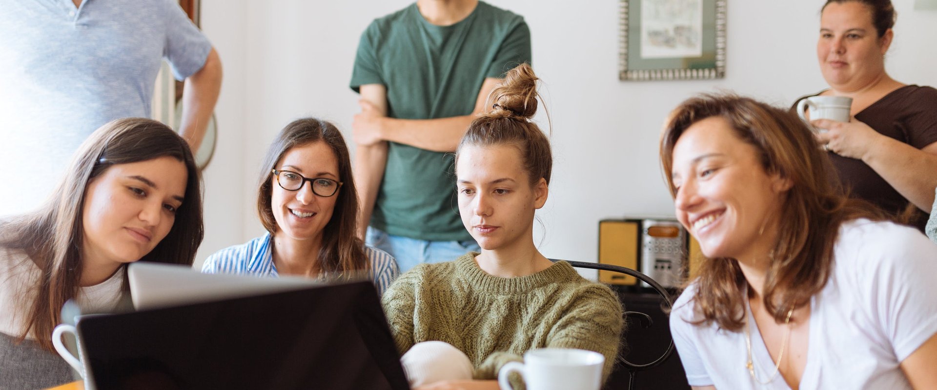 Jugendliche im Gespräch. Foto: Fox/Pexels